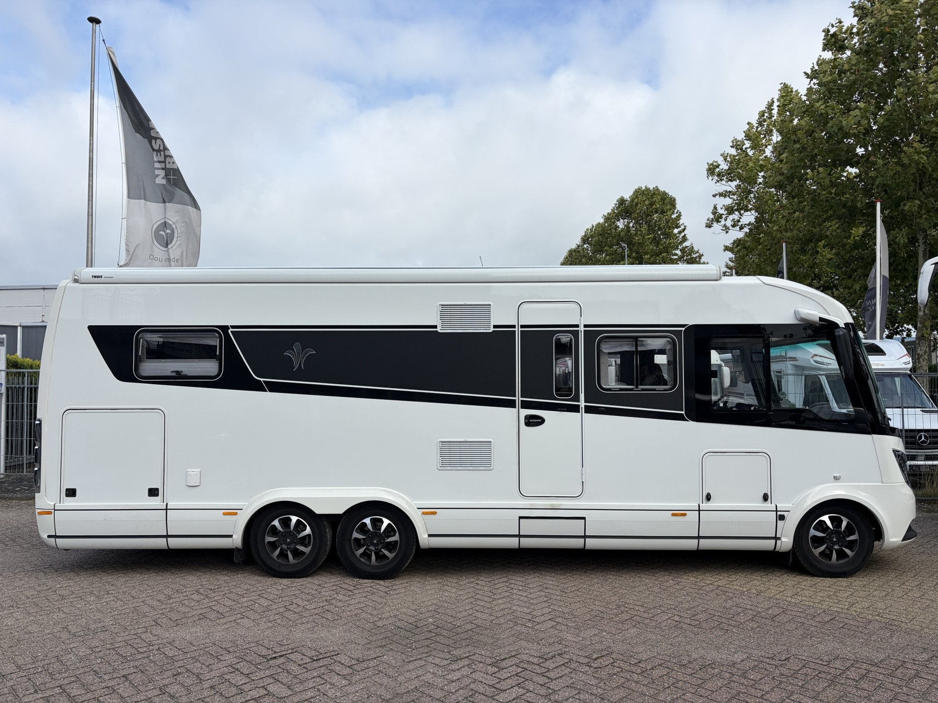 NIESMANN BISCHOFF ARTO 85E 9-traps Automaat VB Luchtvering r, Caravans en Kamperen, Niesmann+Bischoff, Galliersweg 39
5349AT  OSS, NL