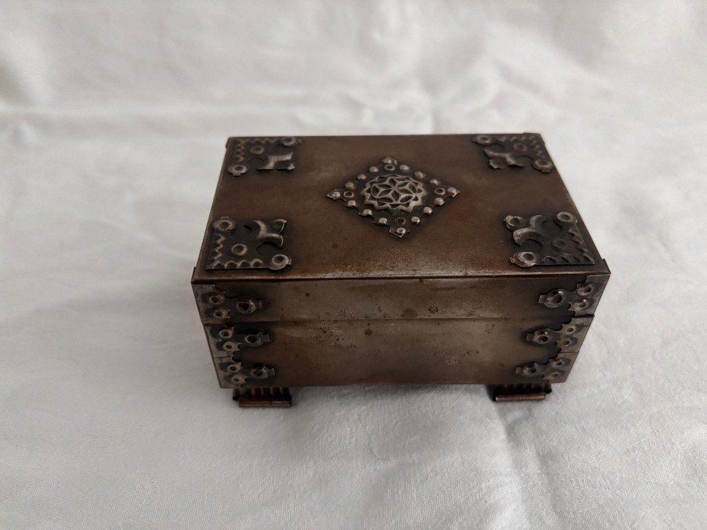 Klein antiek metalen doosje met reliëfdecoratie., Ophalen of Verzenden