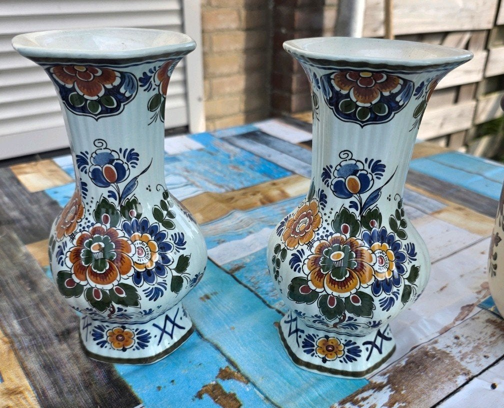 Set van 2 Delft polychroom handwerk vazen, Antiek en Kunst, Antiek | Vazen, Ophalen of Verzenden