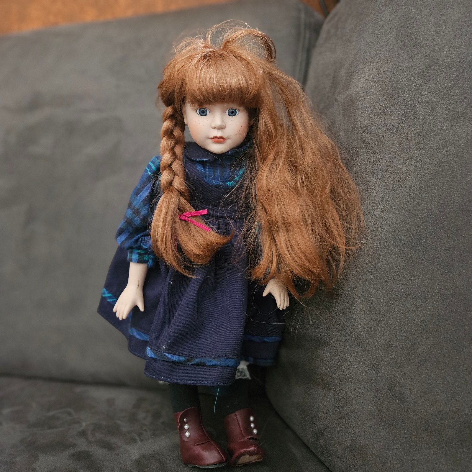Vintage porseleinen pop met rood haar en blauwe jurk, Verzamelen, Ophalen, Gebruikt, Pop