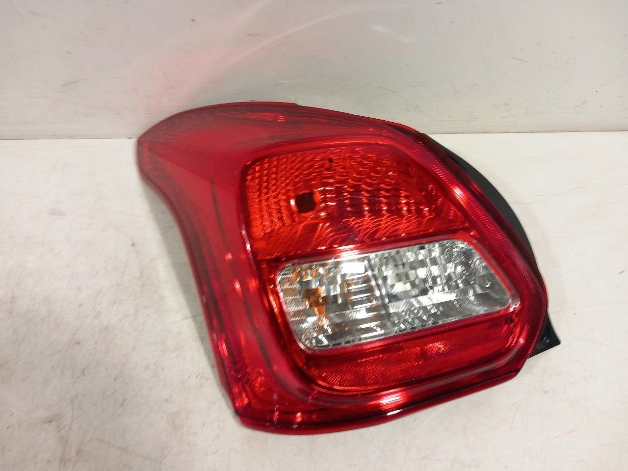 Achterlicht links buiten Suzuki Swift, Auto-onderdelen, Onderdelen@venauto.nl, Van der Ven Autorecycling B.V., Gebruikt, Ettenseweg 76, 4706 PB Roosendaal, The Netherlands