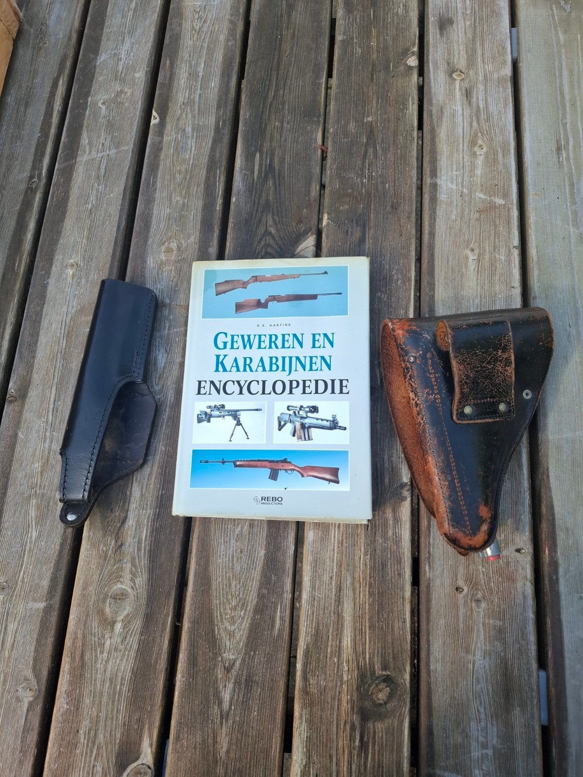twee lederen holster, pistoolholster en boek, Ophalen of Verzenden