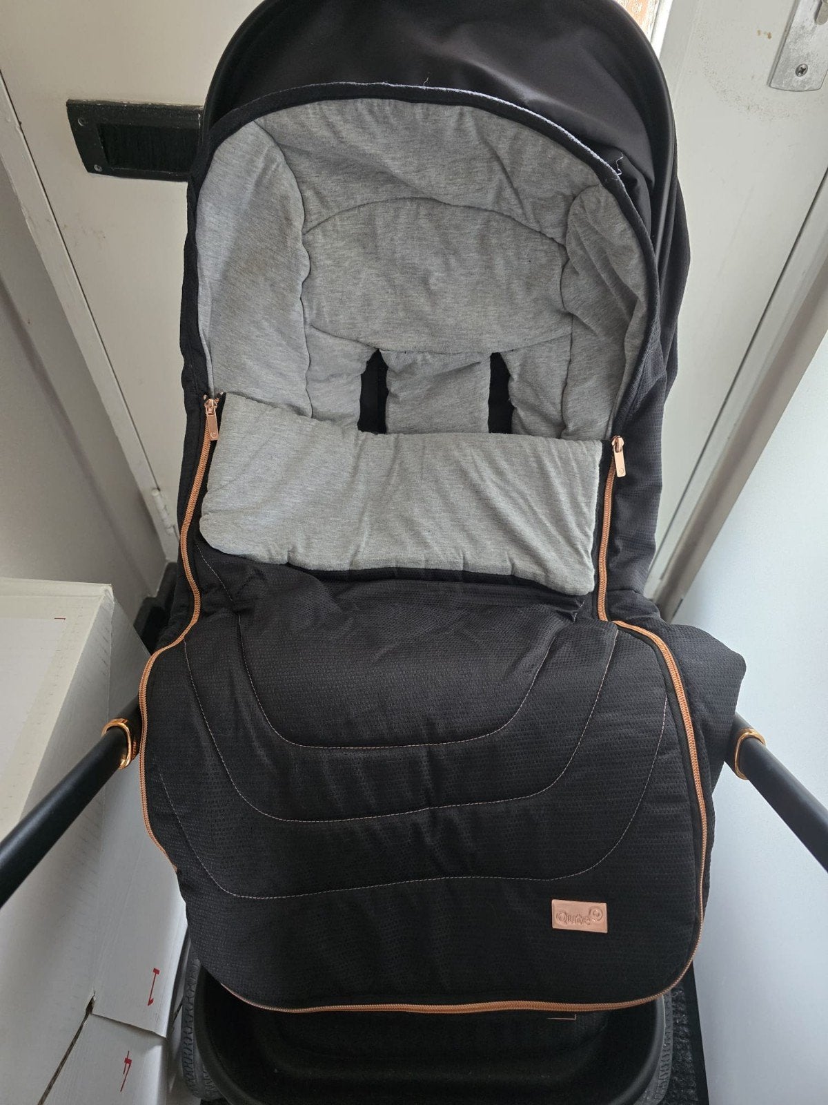 Stijlvolle zwarte kinderwagen met rose goude accenten, Gebruikt, Verstelbare duwstang, Ophalen, Kinderwagen