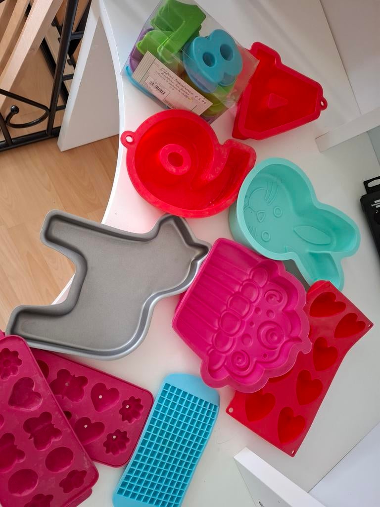 Bakvormen en siliconen mallen, Ophalen of Verzenden