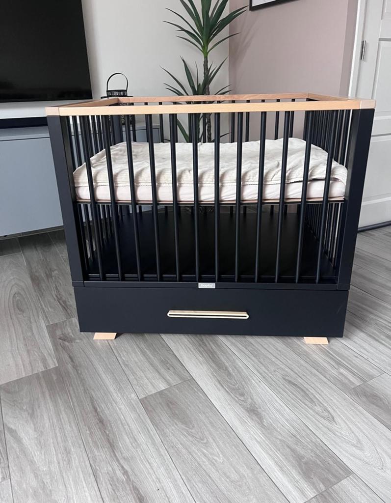 Bopita box Lisa zwart met matras en boxkleed koeka (ZGAN), Ophalen, Zo goed als nieuw, Rechthoekig, In hoogte verstelbaar