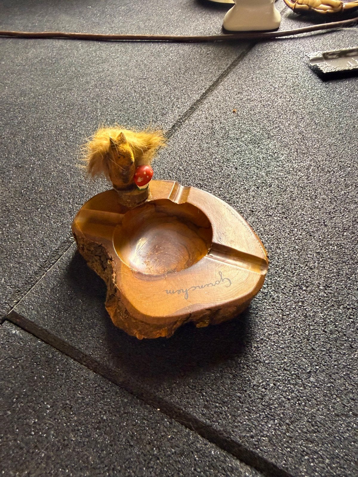 Vintage houten asbak met eekhoorn uit Gorinchem, Ophalen of Verzenden