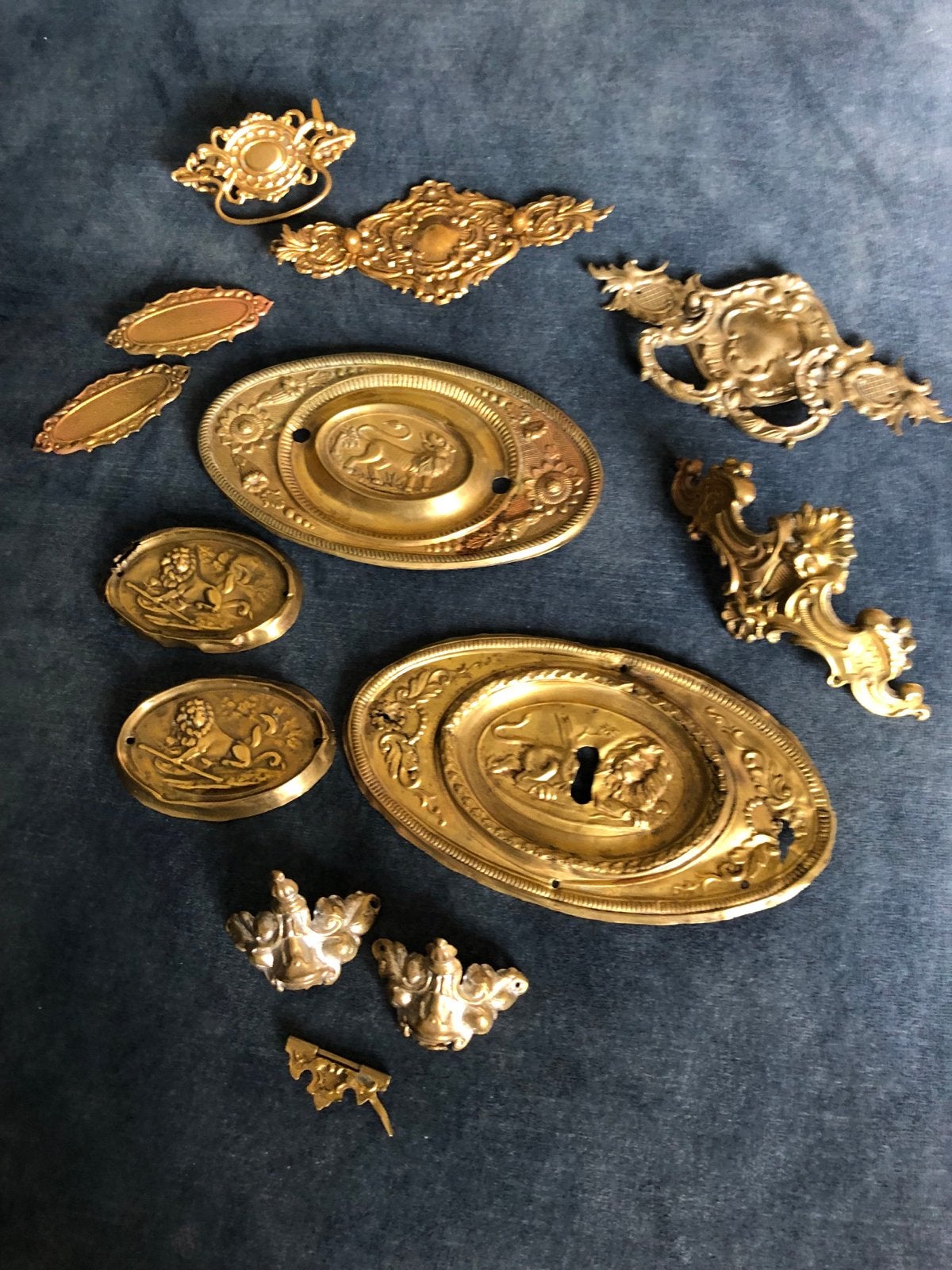 Antiek messing deur- en kastbeslag, diverse ornamenten, Antiek en Kunst, Ophalen of Verzenden