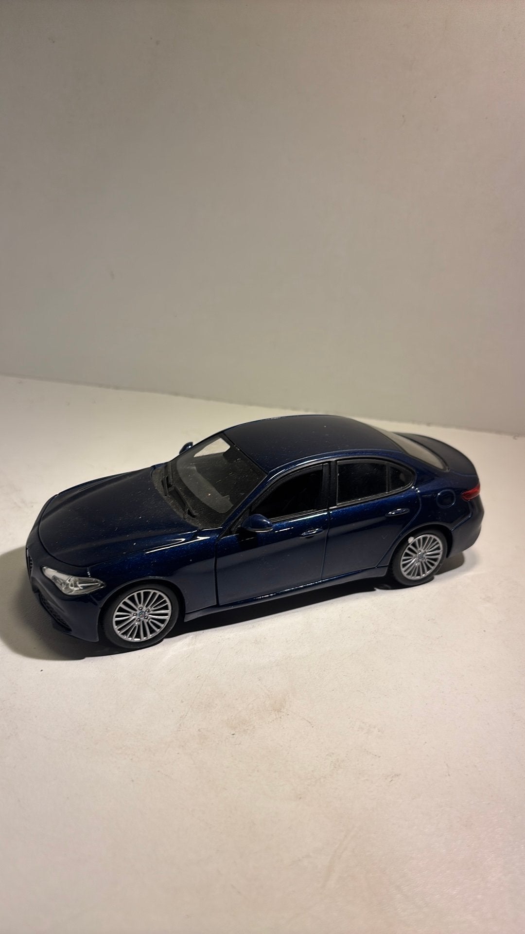 Alfa romeo guilia bburago 1.24, Ophalen of Verzenden, Bburago, A, A
