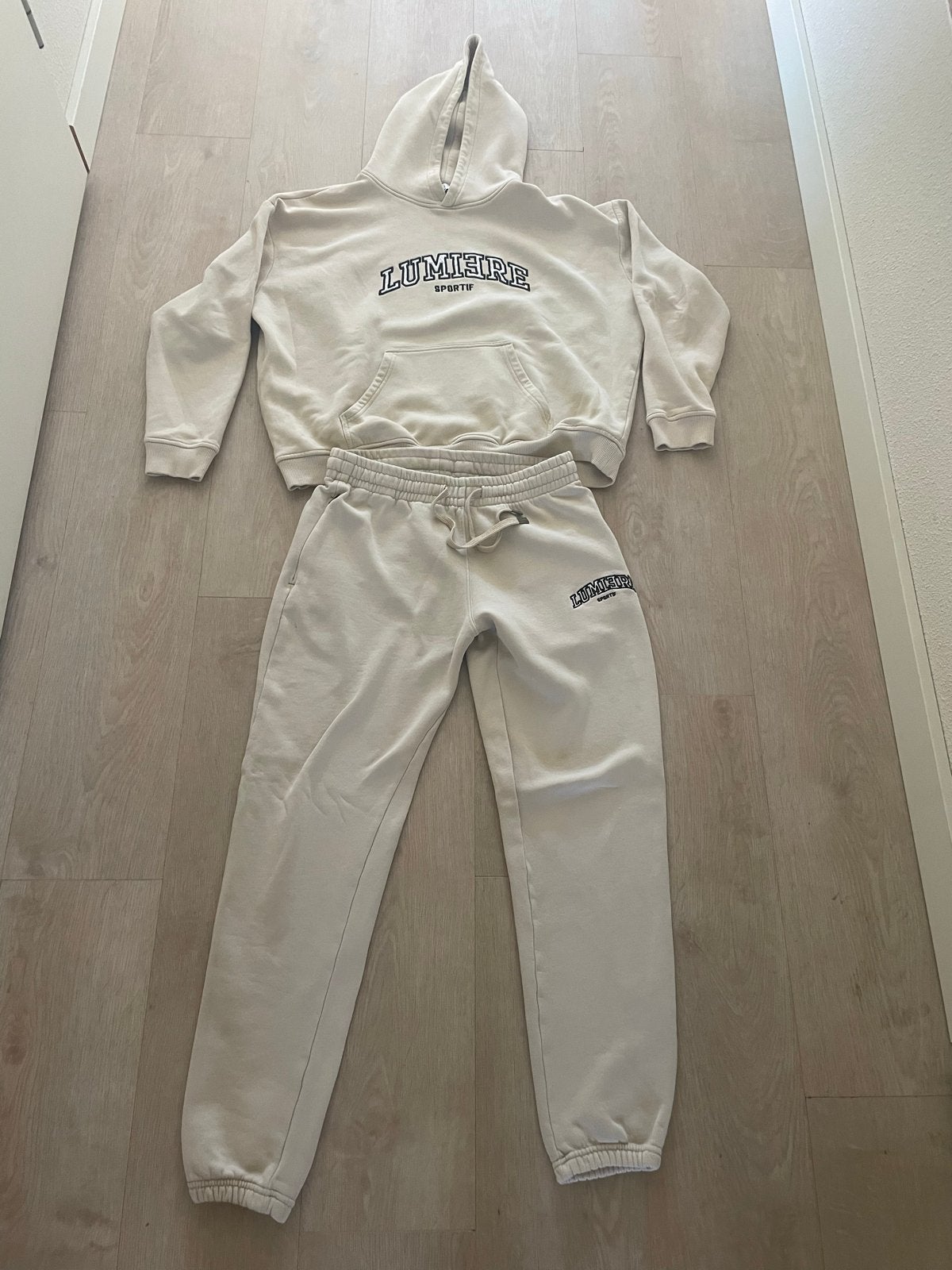 Lumiere Sportif Trainingspak Maat M - Beige, Kleding | Dames, Ophalen of Verzenden, Gedragen, Maat 38/40 (M), Beige