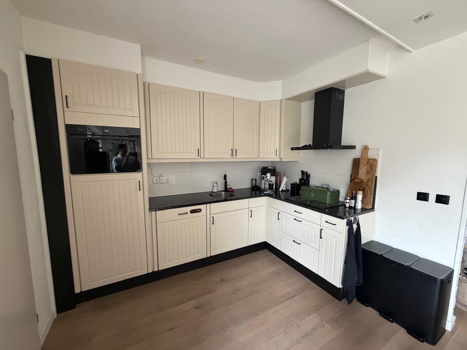 Nette hoekkeuken met koelkast, beschikbaar november, Huis en Inrichting, Ophalen, Gebruikt, Hoekkeuken, Graniet of Steen