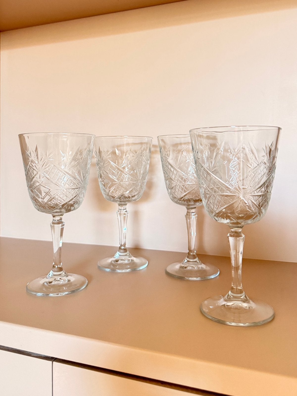 4 prachtige wijnglazen – geslepen glas, Ophalen, Zo goed als nieuw, Overige typen