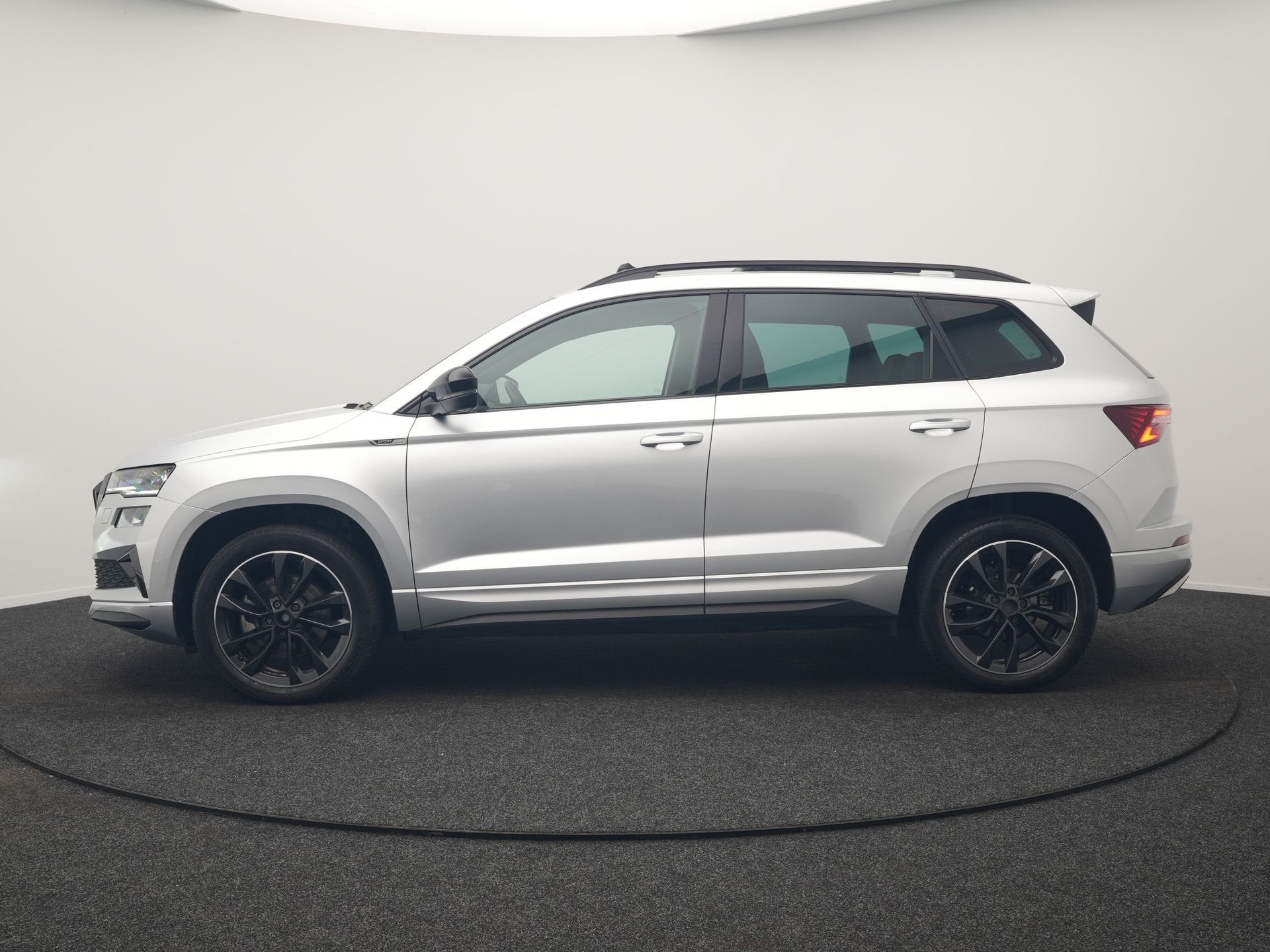 Skoda Karoq 1.5 TSI ACT Sportline Facelift Model 150pk DSG D, Zwart, 4 cilinders, 1317 kg, Bedrijf