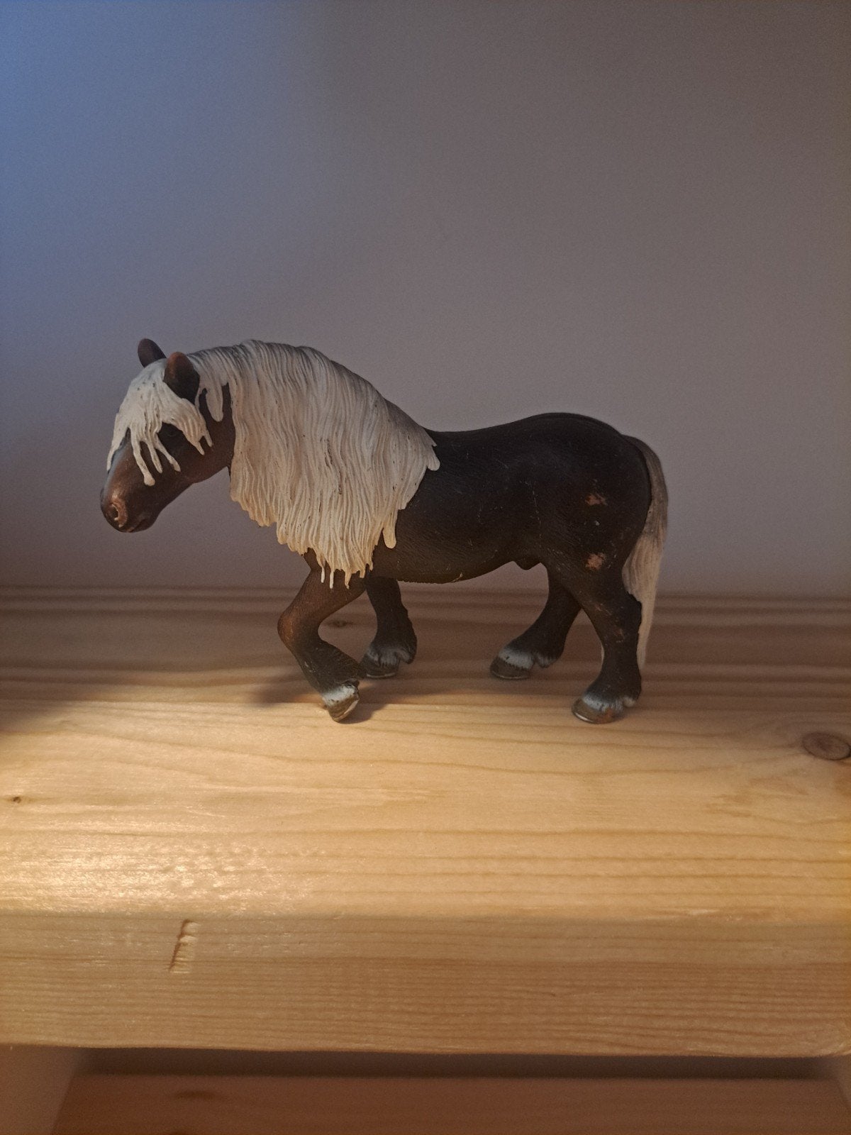 Schleich paard speelfiguur - zwart met witte manen, Verzamelen, Ophalen of Verzenden, Gebruikt