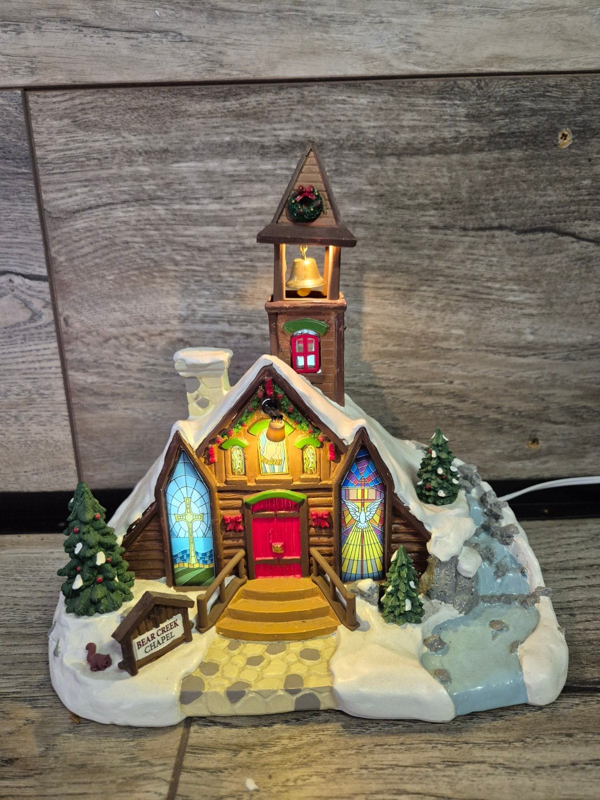 lemax bear creek chapel verlicht originele doos kerstdorp, Diversen, Kerst, Ophalen of Verzenden, Zo goed als nieuw