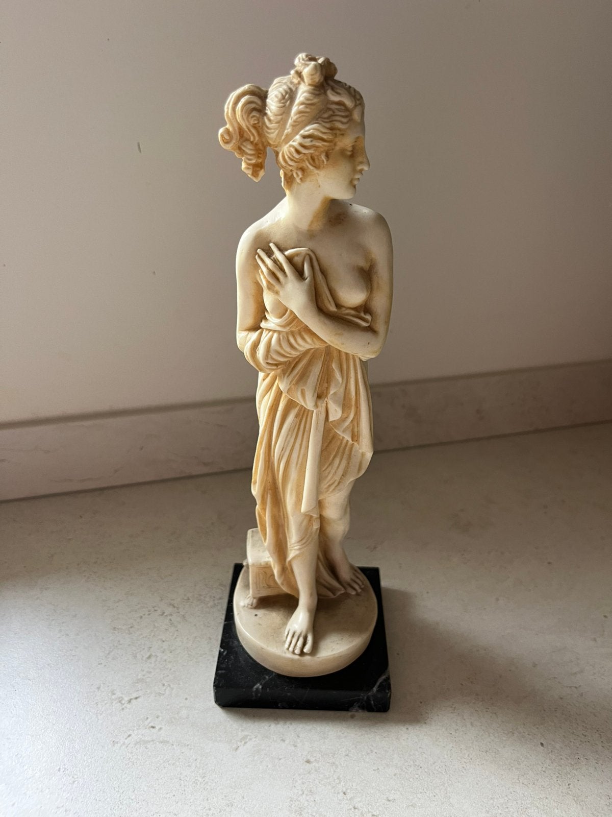 Intact albast beeldje van G. Ruggeri op voet van marmer, Ophalen of Verzenden, 20 - 50 cm, Overige materialen, Beeld
