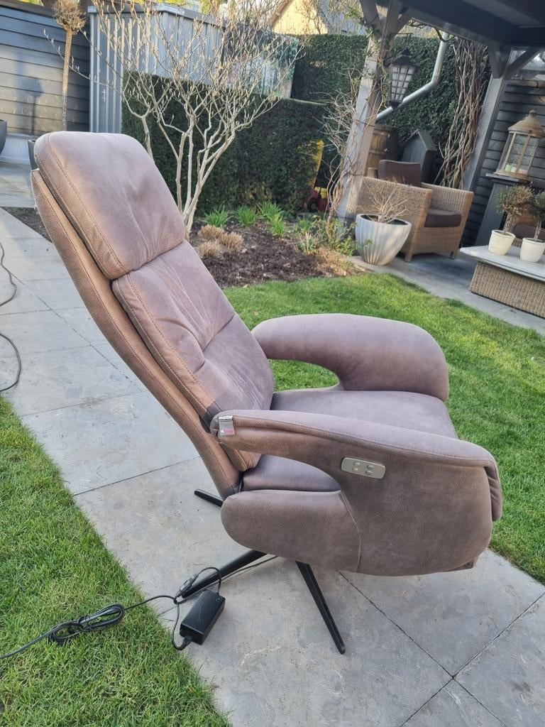 Leren relaxfauteuil met elektrische verstelling, Huis en Inrichting, Fauteuils, Ophalen, Zo goed als nieuw, 75 tot 100 cm, 50 tot 75 cm