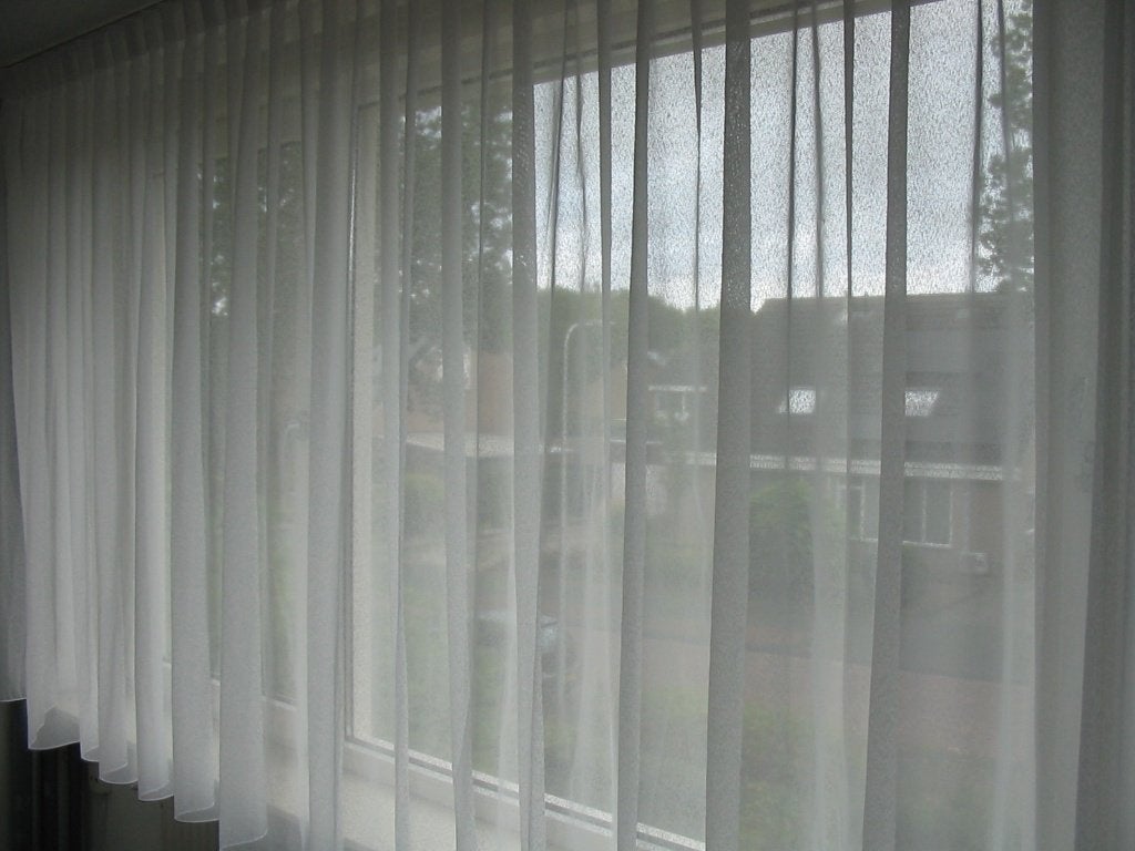 Te koop 2 stuks Vitrage kleur wit compleet met haken., Vitrage, Gebruikt, Overige merken, 165 cm