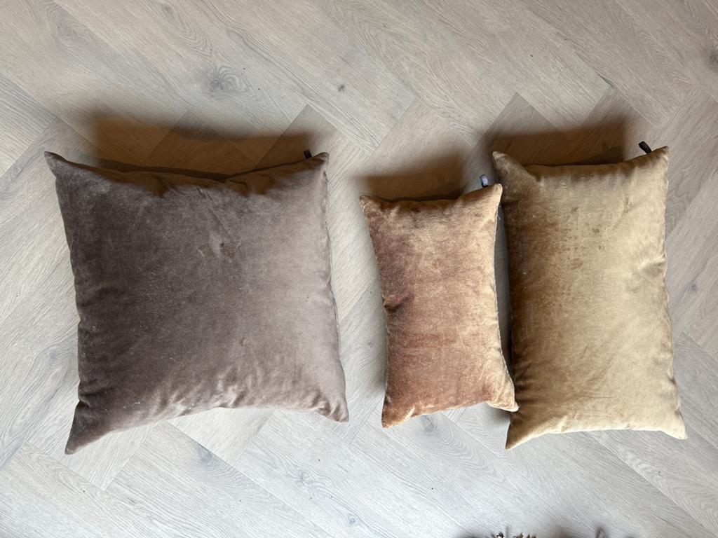 Set van 3 fluwelen kussens in aardetinten merk claudi, Huis en Inrichting, Woonaccessoires | Kussens, Ophalen of Verzenden, Gebruikt