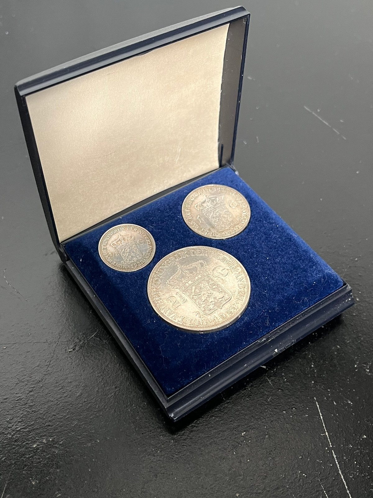 Zilveren Wilhelmina muntset (1922,1931,1939) in luxe casette, Zilver, Koningin Wilhelmina, 2½ gulden, Verzenden
