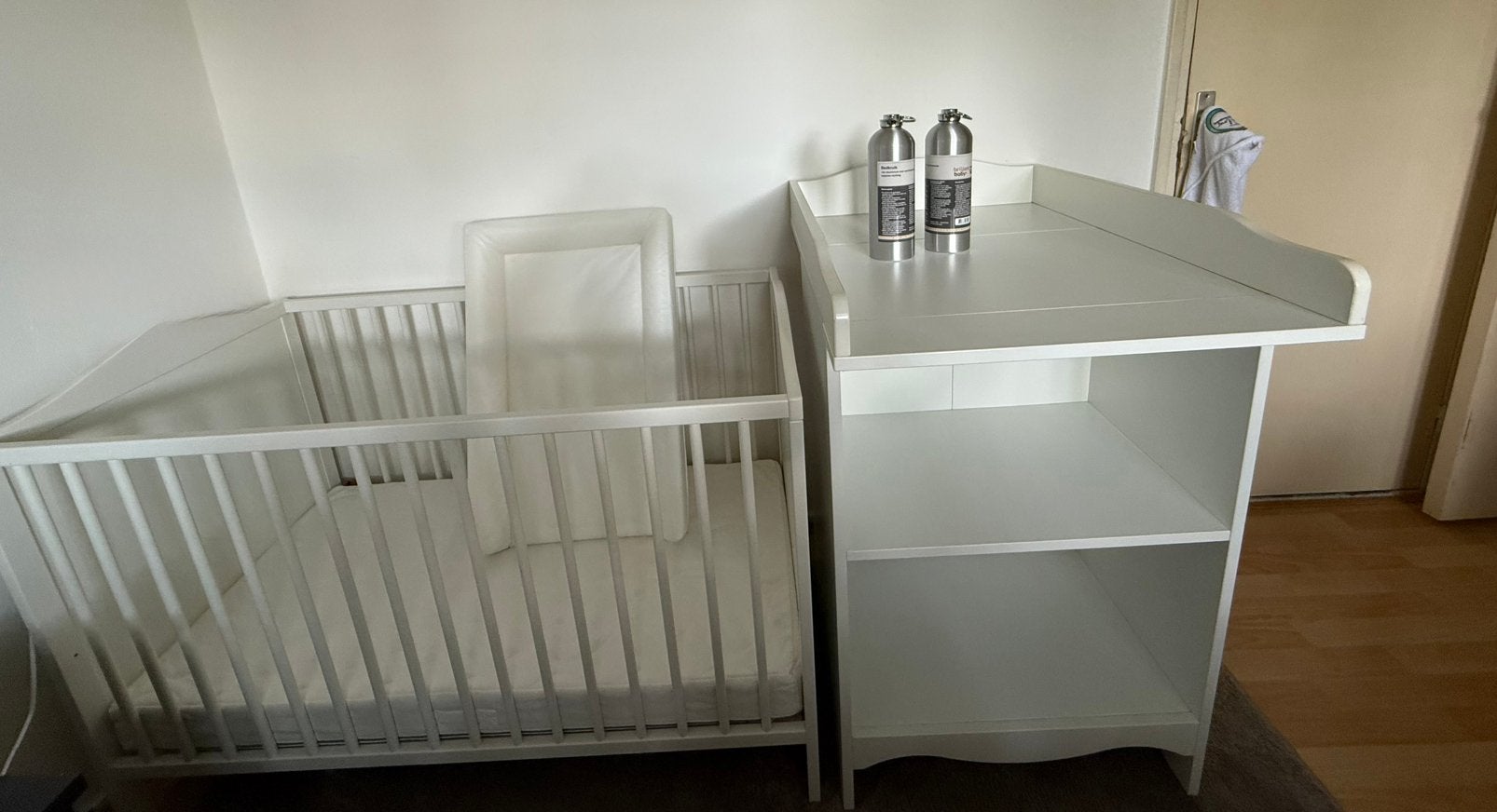 Moet weg!! OPHALEN- IKEA babybed + commode met aankleedblad, Ophalen, Zo goed als nieuw, Jongetje of Meisje