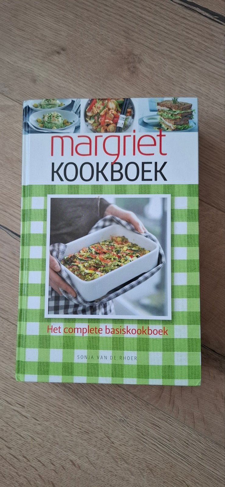 Margriet Kookboek: Het complete basiskookboek, Sonja van de Rhoer, Hoofdgerechten, Ophalen of Verzenden, Zo goed als nieuw