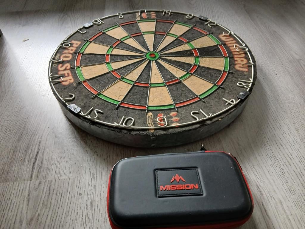 Dart pijlen en Mission opbergcase, Ophalen of Verzenden, Dartbord