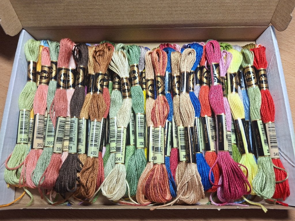 50 verschillende bosjes borduurgaren (04)., Verzenden, Nieuw, Handborduren, Borduurgaren of Zijde
