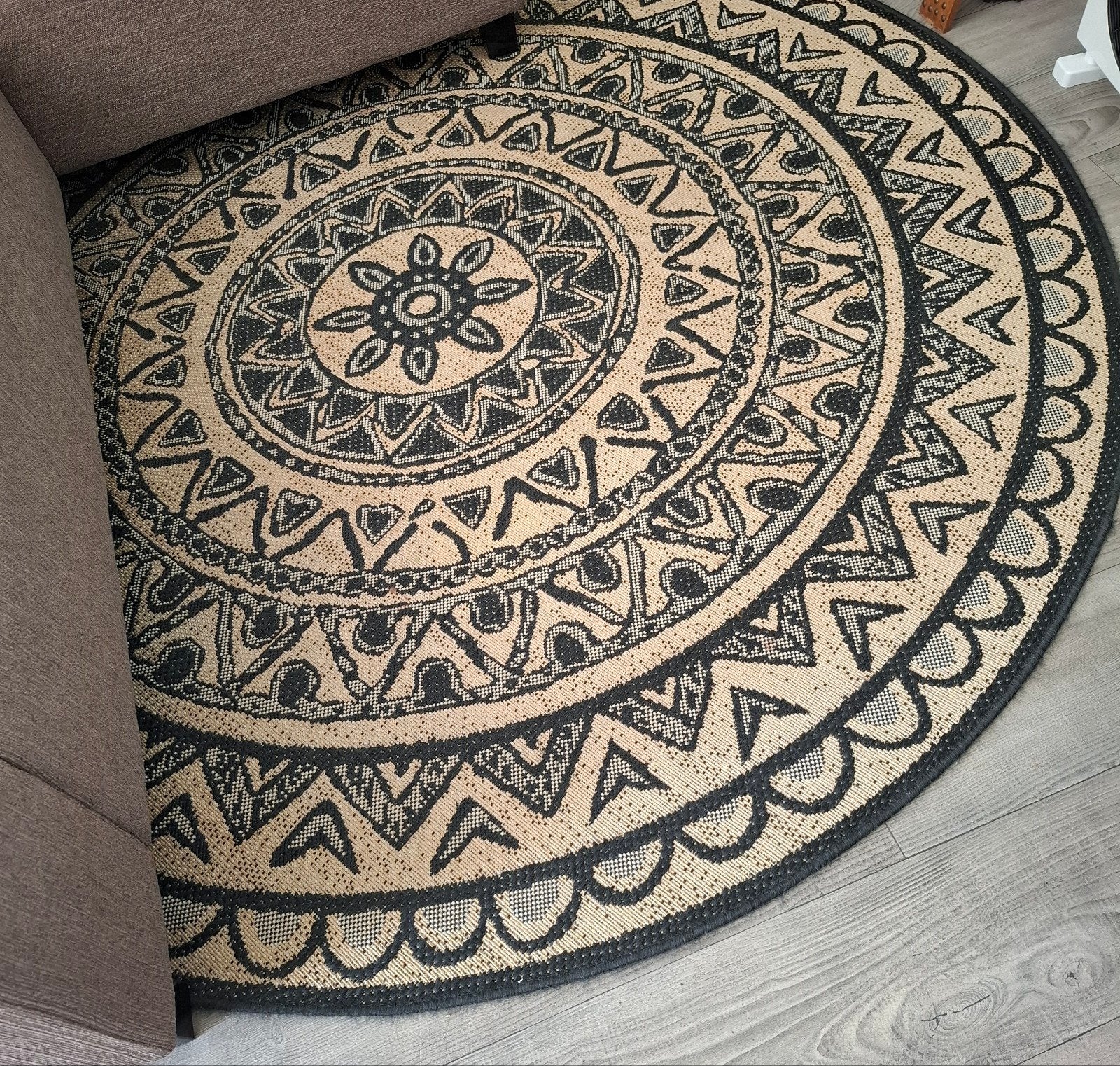 2 Vloerkleden jute (1 rond en 1 ovaal) Zwart met zandkleur., Ophalen, Zo goed als nieuw