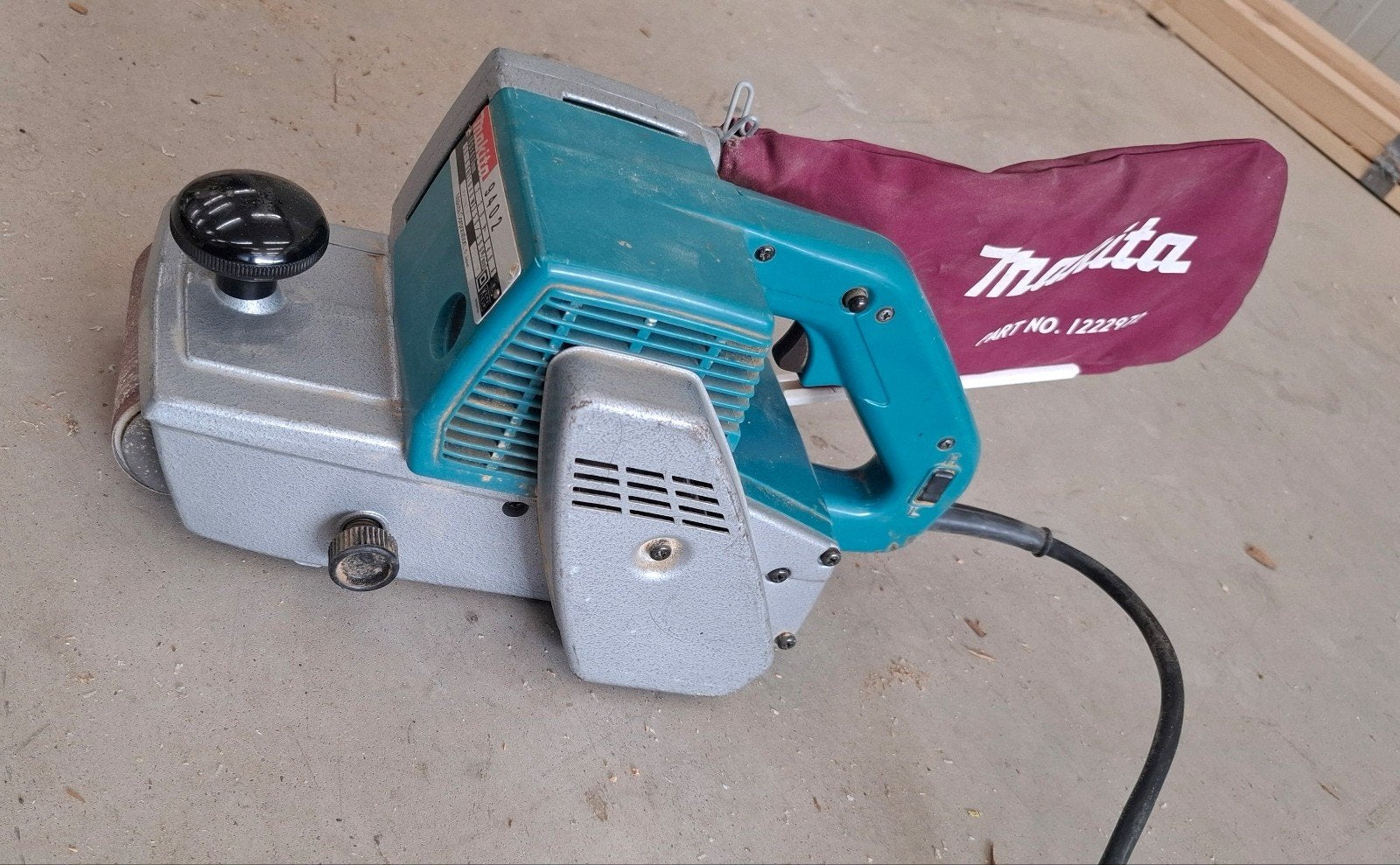 Makita 9402 bandschuurmachine incl. 15 schuurbanden Festool, Ophalen, 1200 watt of meer, Bandschuurmachine