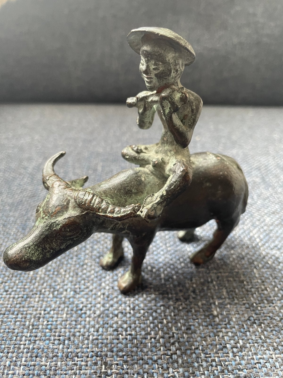 Antiek Bronzen Beeldje - Jongen met fluit op Waterbuffel, Ophalen of Verzenden, Brons