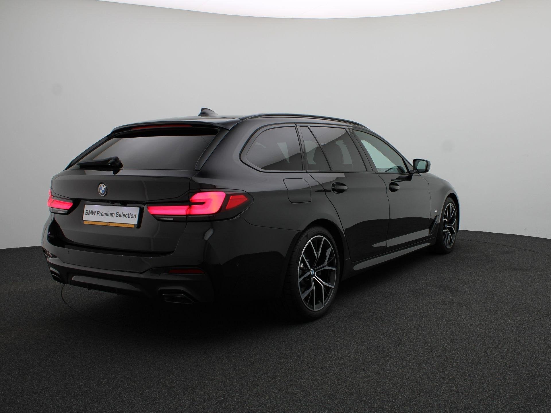 BMW 5 Serie Touring 540i xDrive M Sportpakket | Comfortstoel, Auto's, BMW, Stof, Gebruikt, Zwart, Vierwielaandrijving