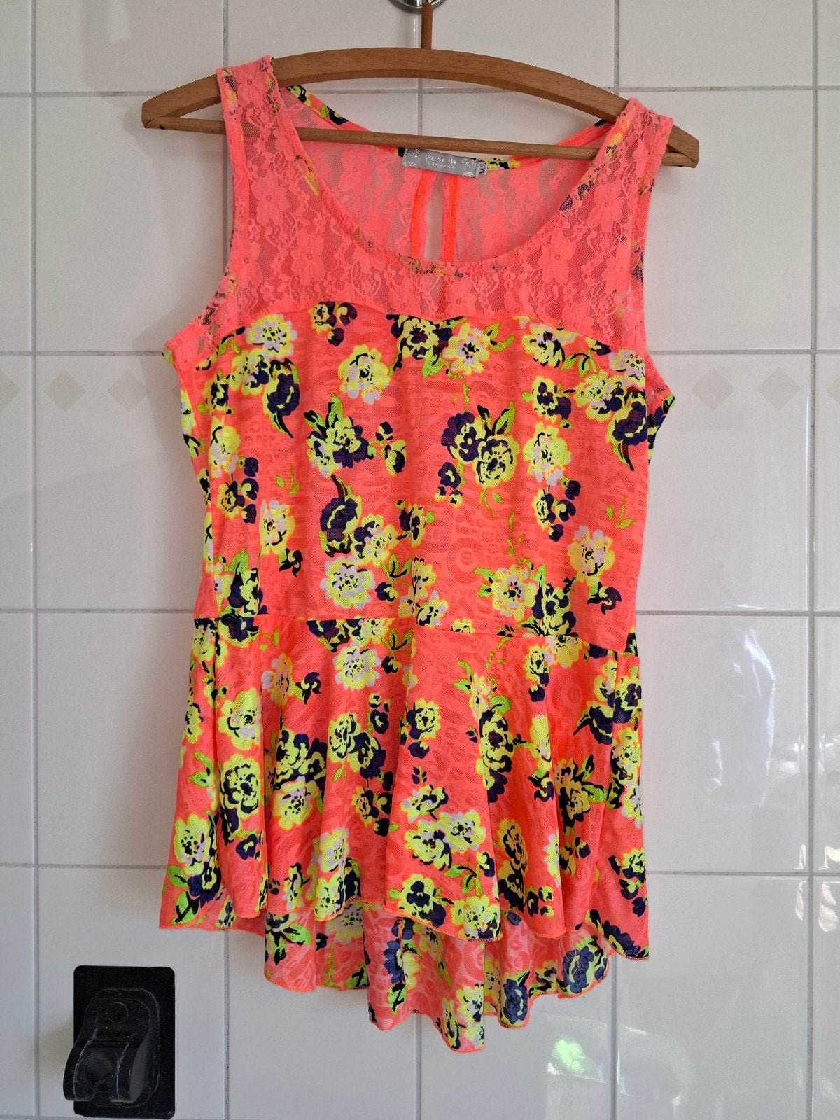 Neon koraalroze top met bloemenprint en kant #79, Kleding | Dames, Maat 38/40 (M), Meerkleurig, Ophalen of Verzenden, Zo goed als nieuw