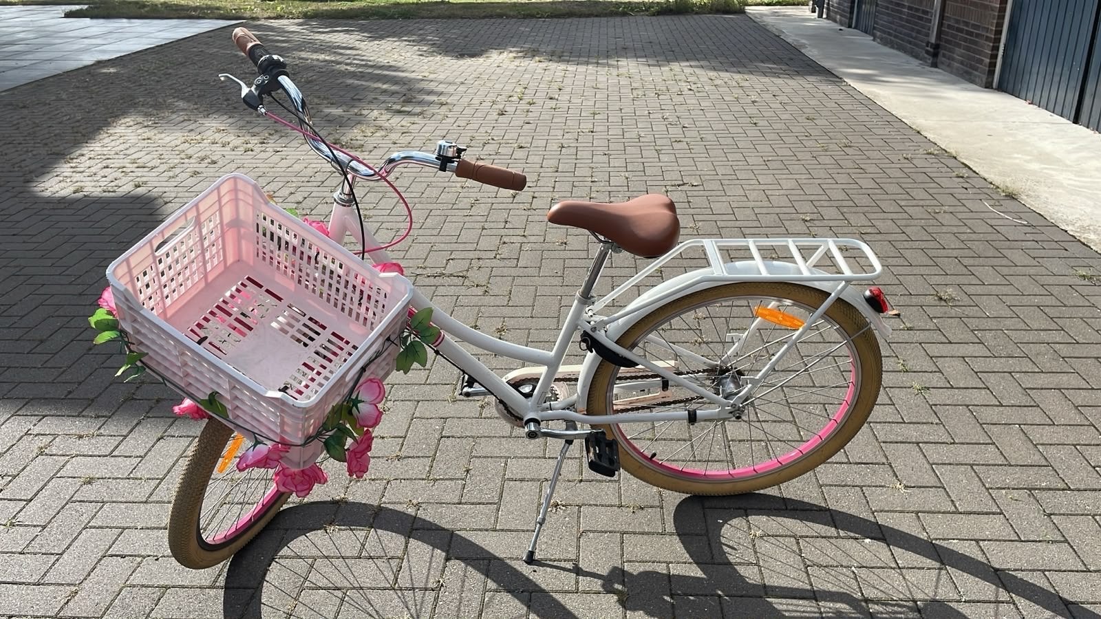 Meisjesfiets met mandje en bloemen 26 inch, Terugtraprem, Gebruikt, Handrem, Ophalen