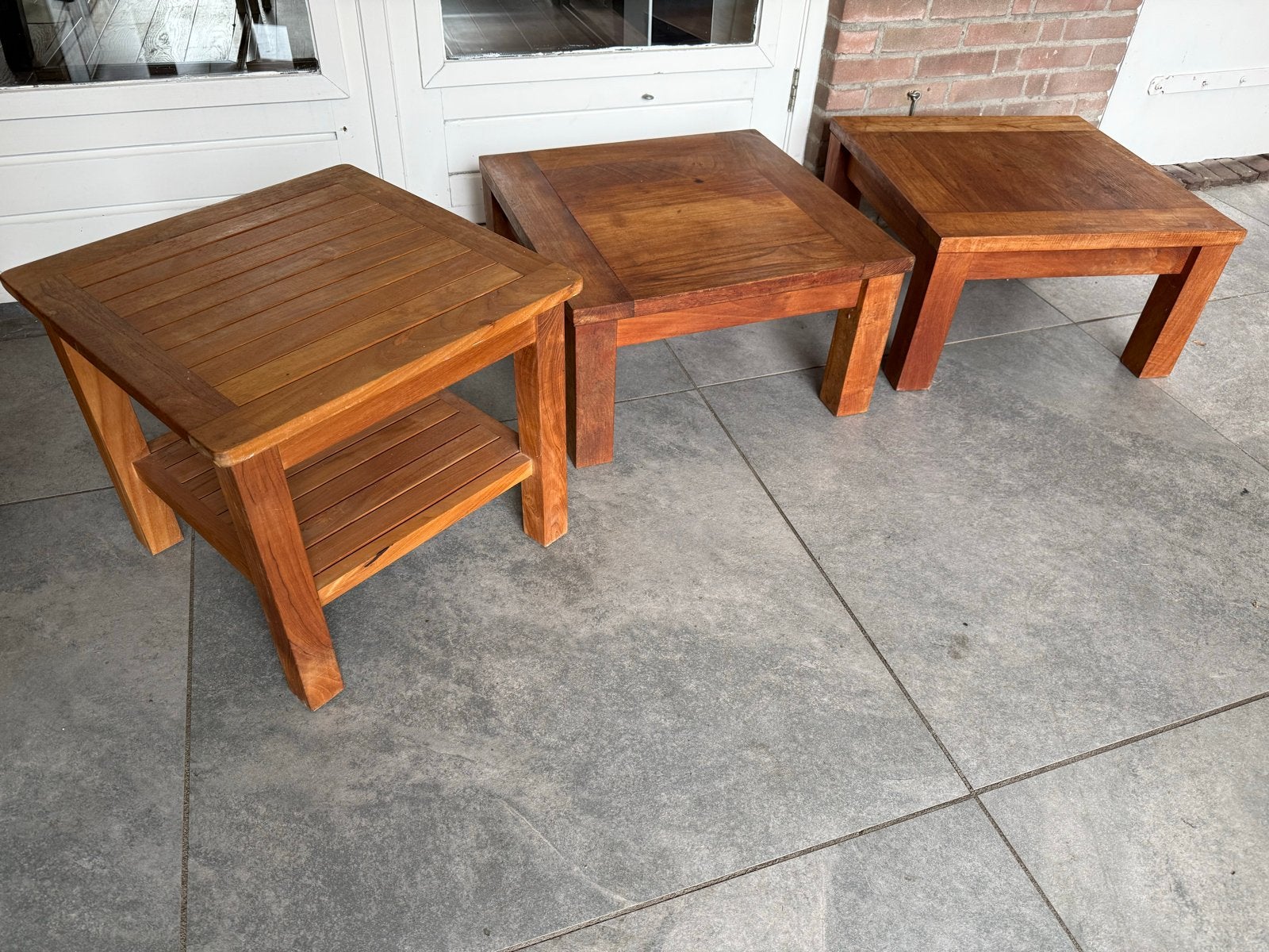 Set van 3 gebruikte teakhouten tafeltjes voor binnen/buiten, Huis en Inrichting, Tafels | Bijzettafels, Ophalen, Minder dan 45 cm
