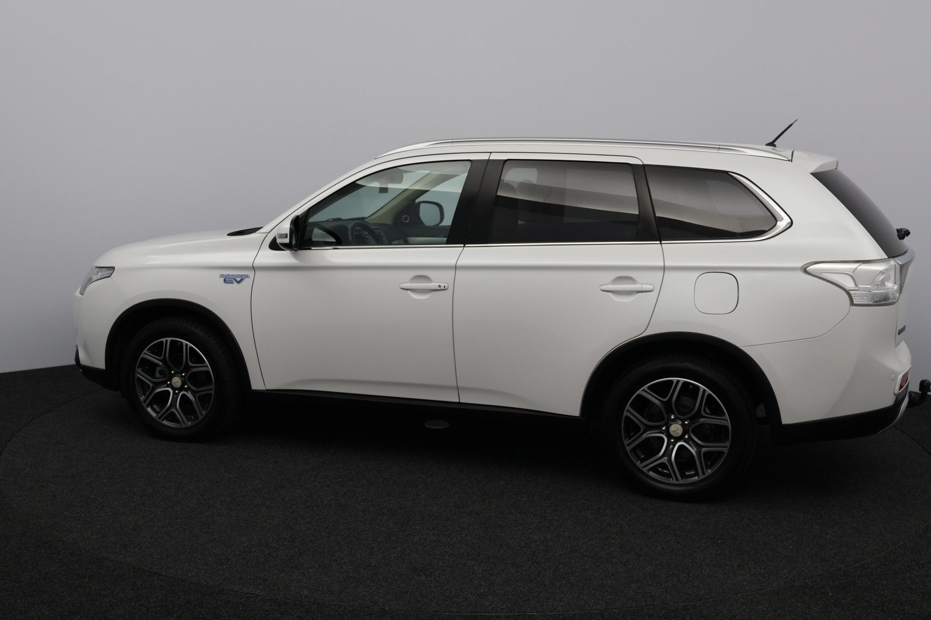 Mitsubishi Outlander 2.0 PHEV Instyle X-Line/ Schuif-Kanteld, Automaat, Beige, 4 cilinders, Wit