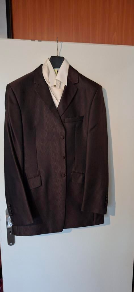 Donkerbruin kostuum met wit overhemd en gilet, Ophalen of Verzenden, Zo goed als nieuw, Maat 56/58 (XL), Bruin