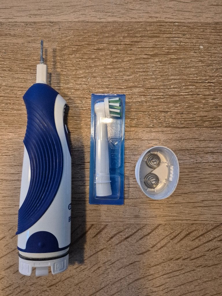 Oral-B Braun elektrische tandenborstel met opzetborstel, Ophalen of Verzenden, Gebruikt, Mondverzorging