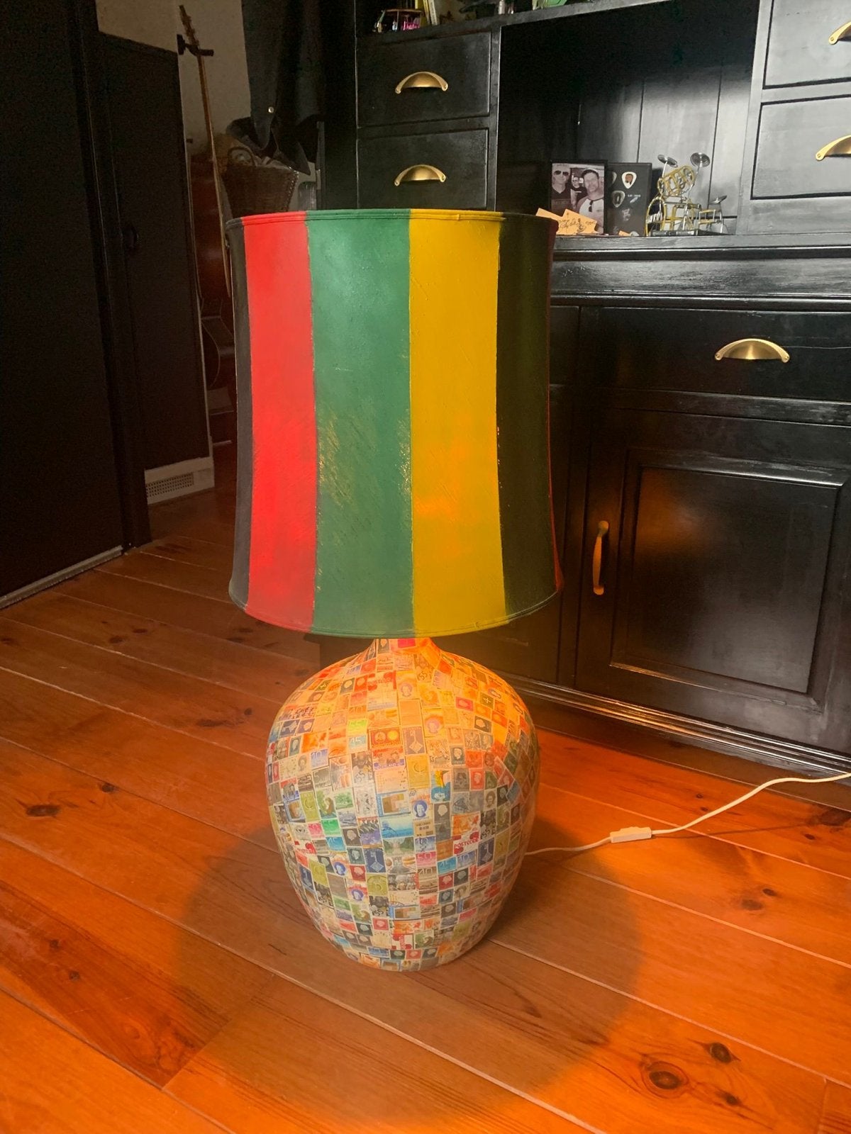 Unieke handgemaakte lamp met postzegelvoet en kleurrijke kap, Ophalen