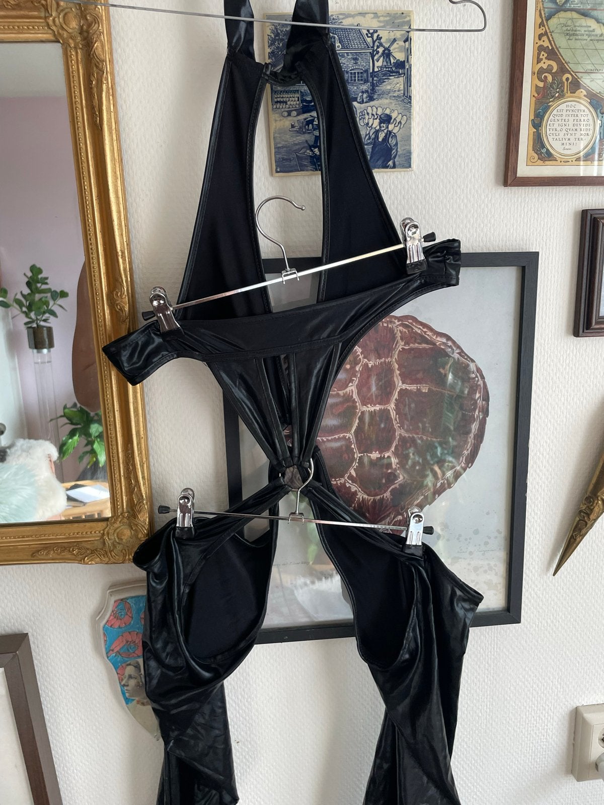 Latexlook Catsuit met Open Kruis en Choker - Maat M, Verzenden, Body of Korset