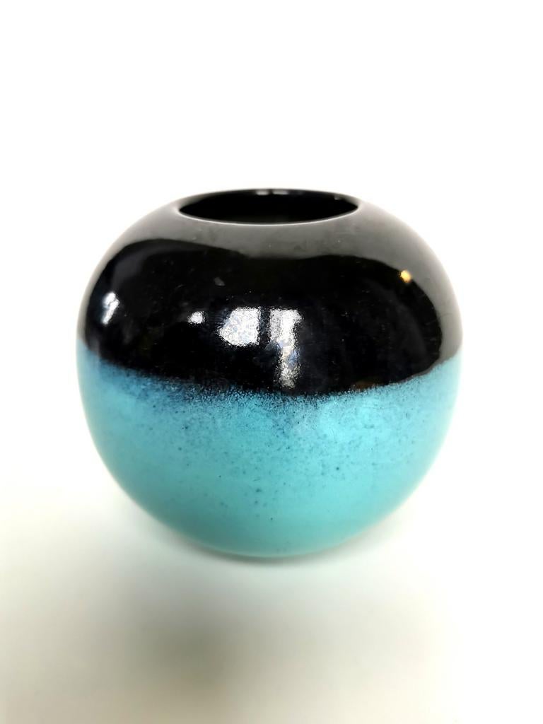 Keramiek zwart blauw bol vaasje gemerkt Z ? Info is welkom, Antiek en Kunst, Antiek | Keramiek en Aardewerk, Verzenden