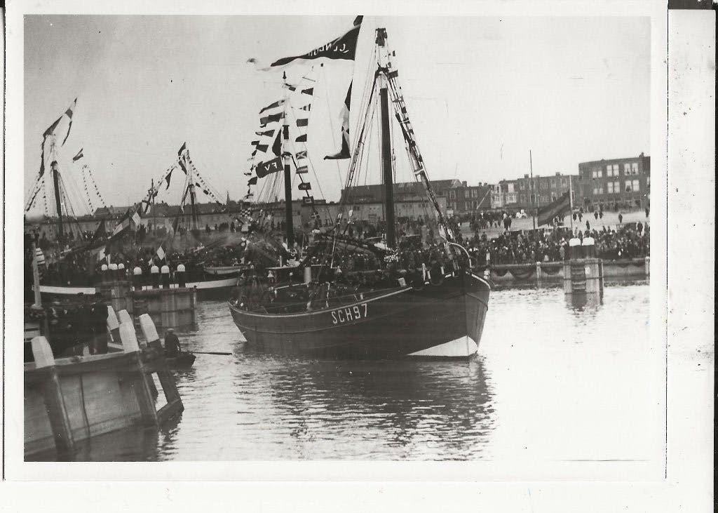 Scheveningen Sch 97 Vlaggetjesdag met volle kades Foto, Ophalen of Verzenden, 1940 tot 1960, Ongelopen, Zuid-Holland