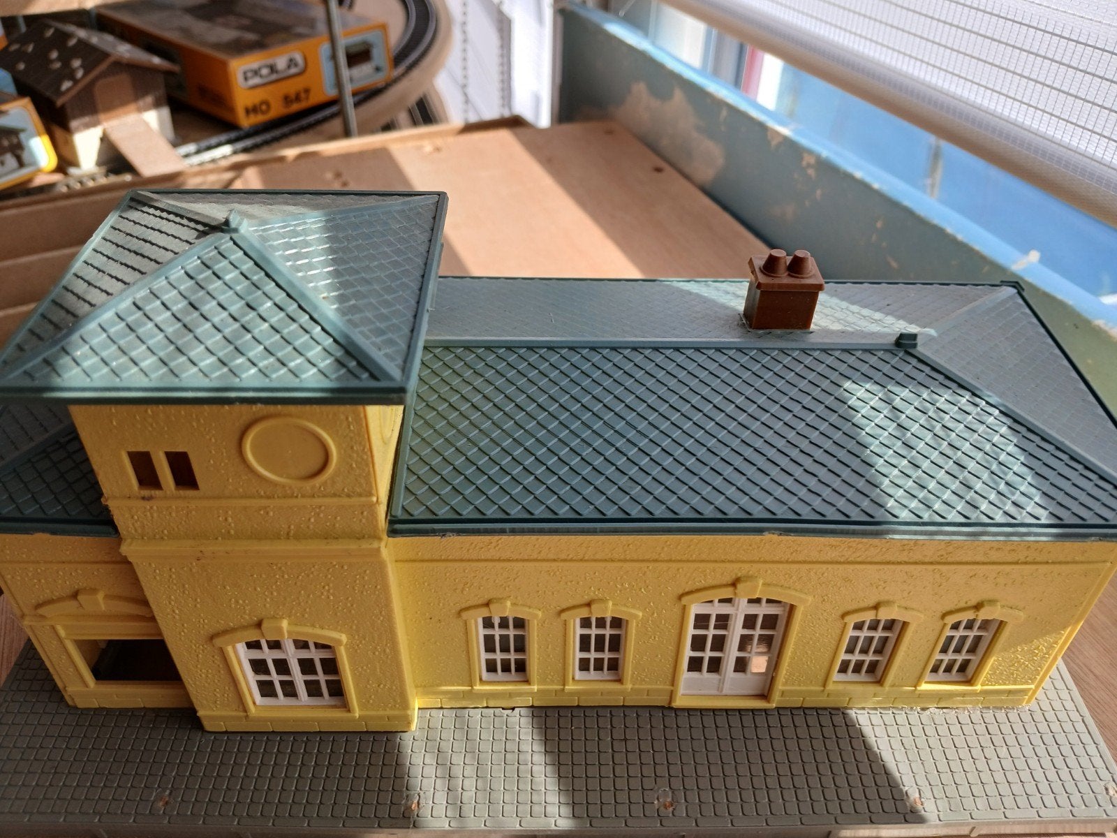 Groot HO spoorbaan station - Geel met groen dak, Ophalen of Verzenden, Gebruikt, Brug, Tunnel of Gebouw