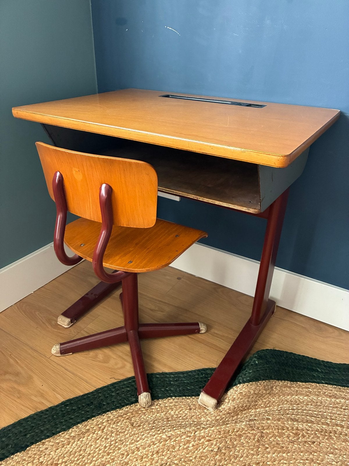 Vintage schoolbureau met stoel - Hout en metaal, Huis en Inrichting, Bureaus, Ophalen, Gebruikt, Hout, Schoolbureau