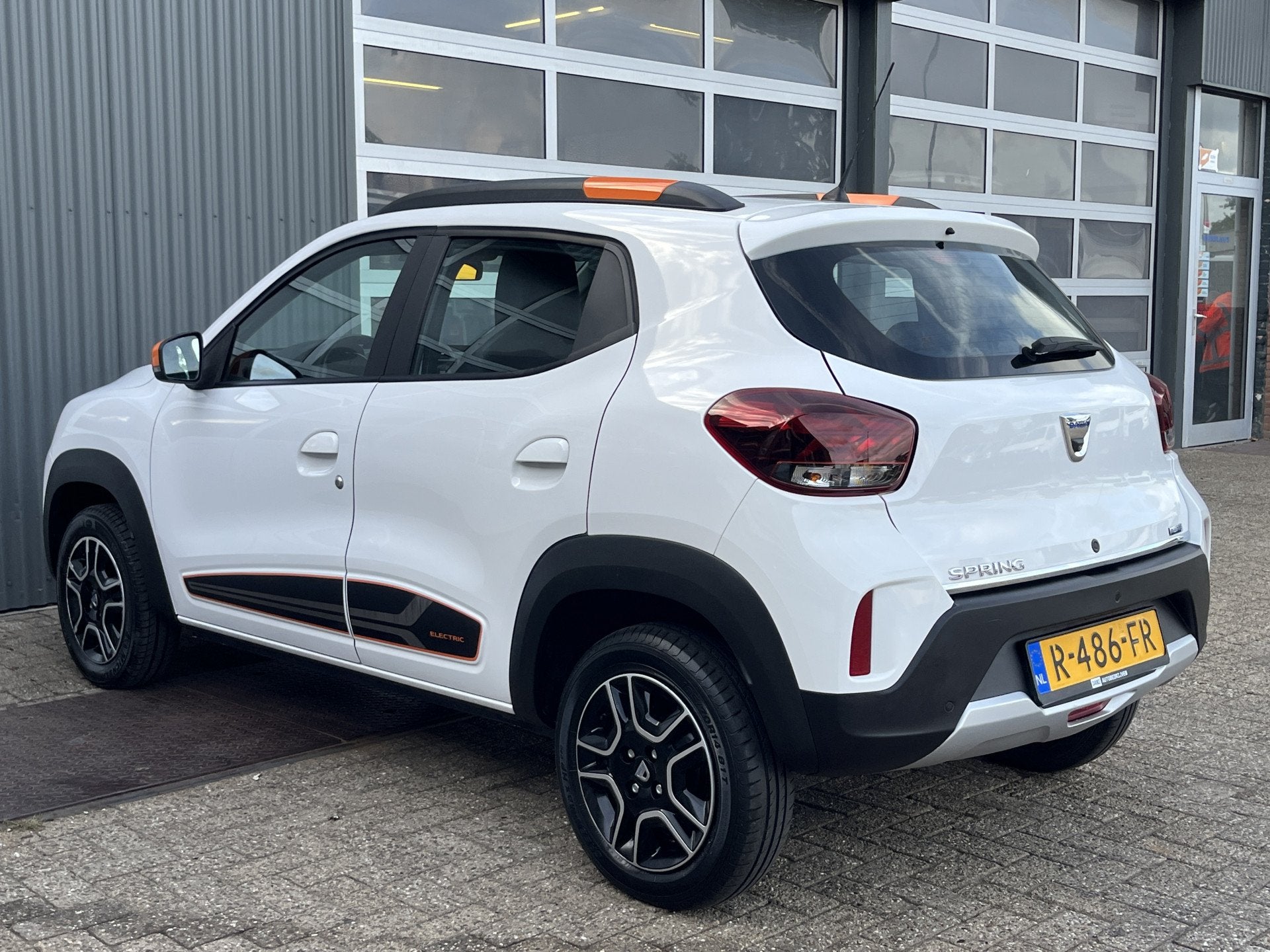 Dacia Spring Comfort Plus 27 kWh Airco Cruise controle Telef, Auto's, Gebruikt, Zwart, Parkeersensor, Te koop
