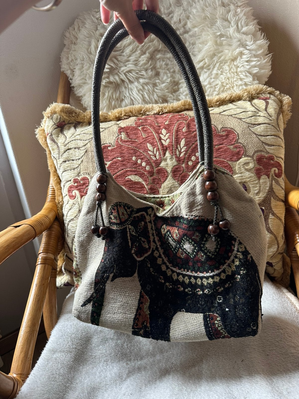 Handtas versierd met olifantenmotieven en houten kralen, Sieraden, Tassen en Uiterlijk, Tassen | Damestassen, Ophalen of Verzenden