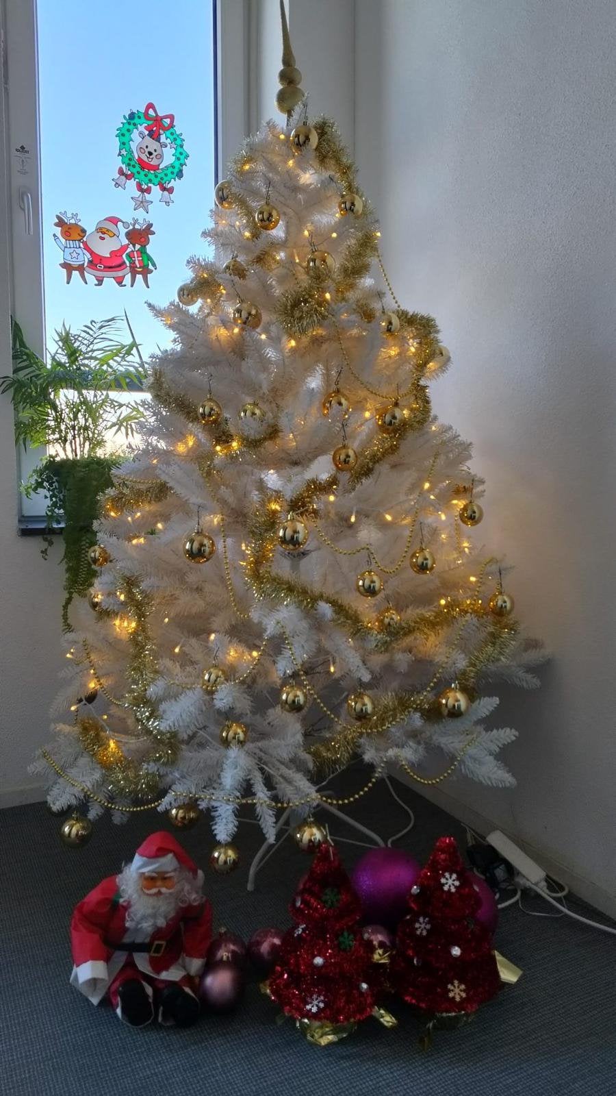 Witte kunstkerstboom op voet incl ballen en verlichting, Ophalen, Zo goed als nieuw