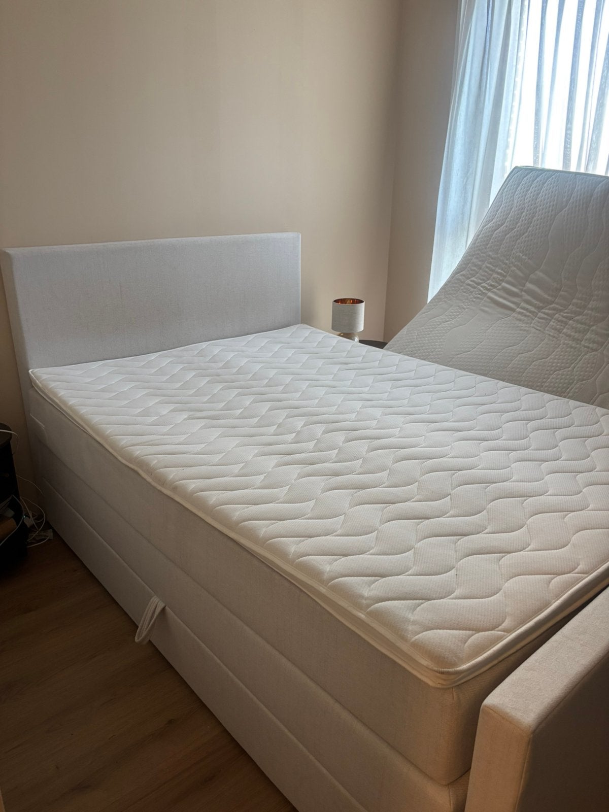 Boxspring beige/grijs 140x200 1 jaar oud met opberging, Beige, Tweepersoons, Zo goed als nieuw, 140 cm