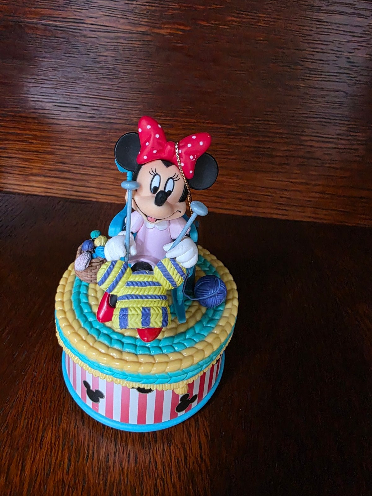 Minnie Mouse breiende muziekdoos/sieradendoos, Verzamelen, Ophalen of Verzenden, Mickey Mouse, Gebruikt, Beeldje of Figuurtje