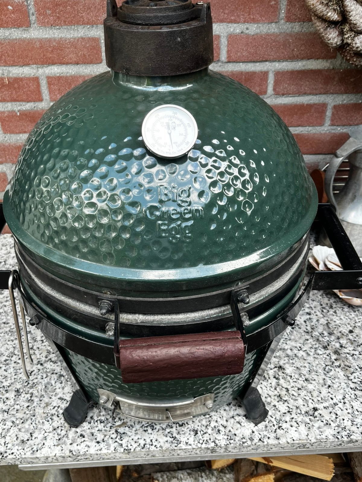 Big Green Egg mini, Tuin en Terras, Houtskoolbarbecues, Ophalen, Zo goed als nieuw, Met accessoires