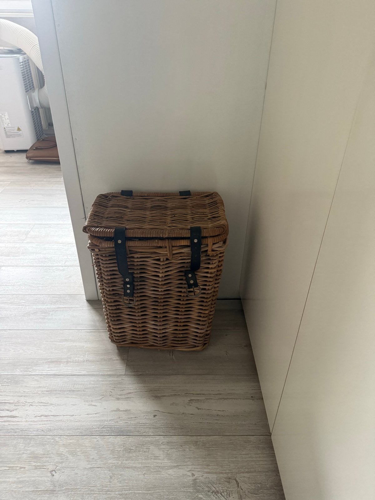 Rieten mand met deksel en leren riempjes, Huis en Inrichting, Ophalen, Gebruikt, Gevlochten, Mand